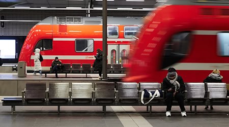 Auf manchen Linien waren im vergangenen Jahr nur drei Viertel der Züge pünktlich unterwegs. (Archivbild) / Foto: Jörg Carstensen/dpa