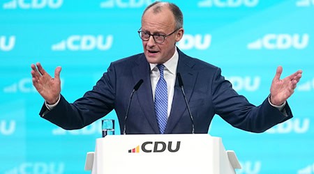 Bundeskanzler und CDU-Parteichef Friedrich Merz hat dem Berliner CDU-Parteivorsitzenden Kai Wegner Unterstützung im Wahlkampf zugesagt.  / Foto: Kay Nietfeld/dpa