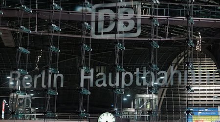 Rund sechs Monate nach einem Messerangriff gegen einen 42-jährigen Bahnreisenden hat der mutmaßliche Täter vor dem Berliner Landgericht gestanden. (Archivbild/Illustration) / Foto: Carsten Koall/dpa