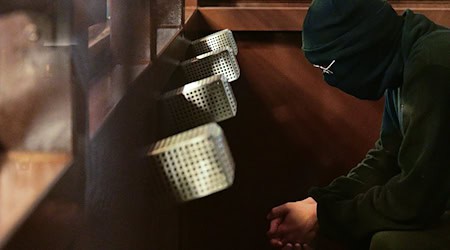 Nach einem Messerangriff am Holocaust-Mahnmal auf einen spanischen Touristen muss sich ein inzwischen 20-Jähriger seit knapp drei Monaten vor dem Berliner Kammergericht verantworten. (Archivbild)  / Foto: Sebastian Gollnow/dpa