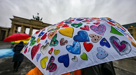 Am Wochenende ist auch mit Regen zu rechnen. (Symbolbild) / Foto: Jens Kalaene/dpa