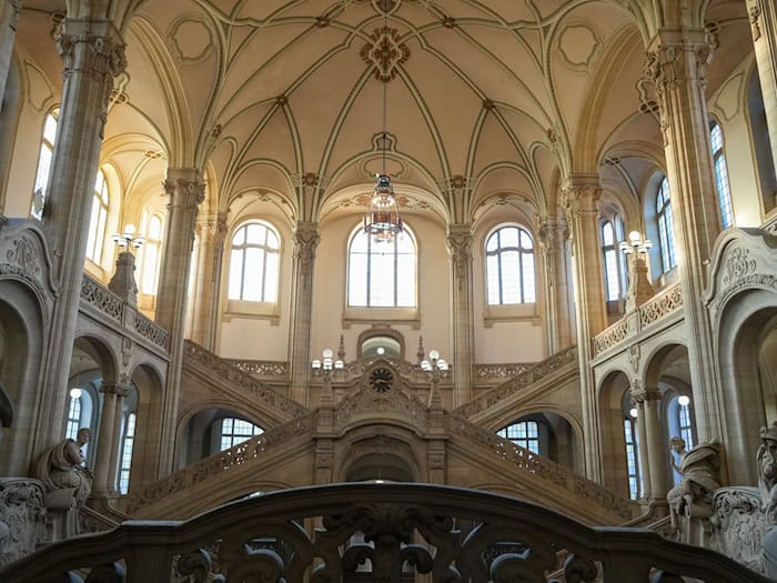 In einem zweiten Prozess um ein europaweit organisiertes Umsatzsteuer-Betrugssystem stehen drei Männer und Frau vor Gericht. (Foto Illustration)  / Foto: Soeren Stache/dpa