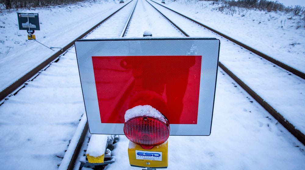Schwere Zeiten für Bahn-Pendler: Wann die Sanierung der zentralen Bahnstrecke Berlin-Hamburg fertig wird, ist unklar. (Archivbild)  / Foto: Jens Büttner/dpa
