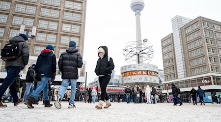 Der Winter hat Berlin immer noch im Griff, an vielen Stellen bleibt es glatt.  / Foto: Fabian Sommer/dpa