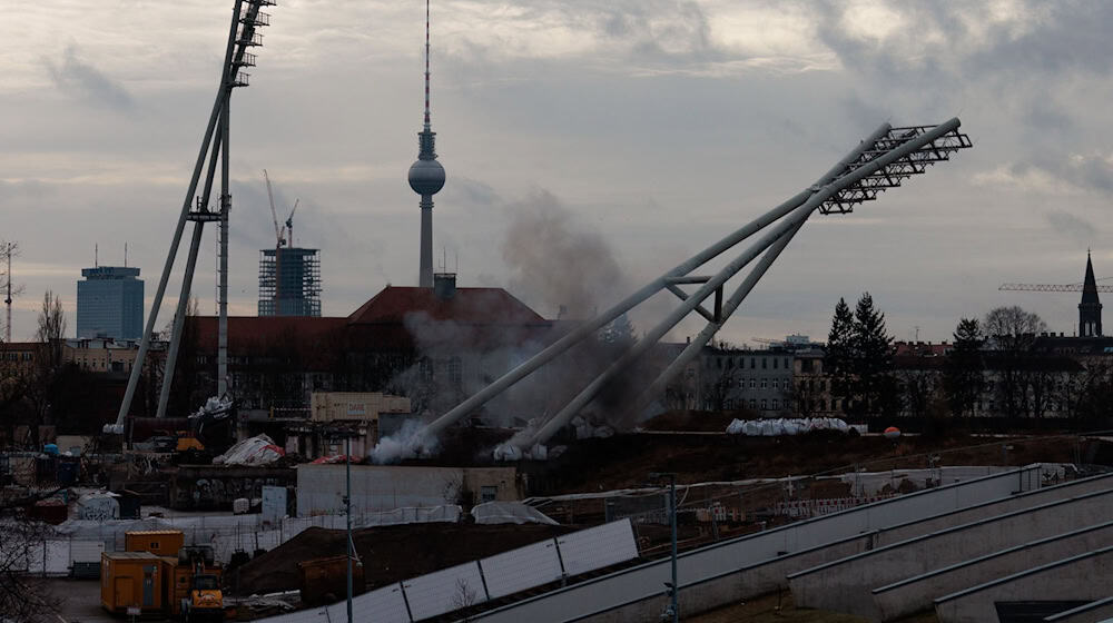 Die beiden östlichen Flutlichtmasten wurden gesprengt.  / Foto: Carsten Koall/dpa