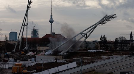 Die beiden östlichen Flutlichtmasten wurden gesprengt.  / Foto: Carsten Koall/dpa