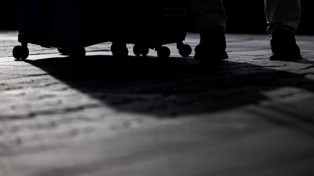 Ein darin befindliches Gerät führte die Ermittler zum gestohlenen Koffer. (Symbolbild) / Foto: Marijan Murat/dpa