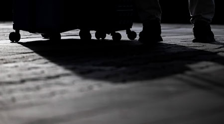 Ein darin befindliches Gerät führte die Ermittler zum gestohlenen Koffer. (Symbolbild) / Foto: Marijan Murat/dpa