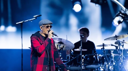 Der umstrittene Soul-Musiker Xavier Naidoo, hat bei einer Demo in Berlin mit Aussagen zu «Menschenfressern» irritiert. (Archivbild) / Foto: Rolf Vennenbernd/dpa