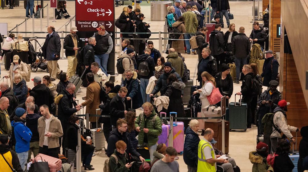 Hunderte Reisende warteten am Morgen auf ihren Flug. / Foto: Carsten Koall/dpa