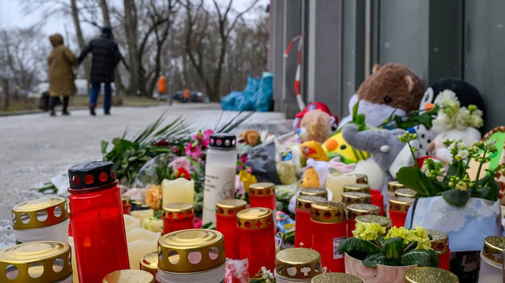 Nach dem tödlichen Brand in einem Berliner Hochhaus drücken Menschen ihr Mitgefühl aus.  / Foto: Soeren Stache/dpa