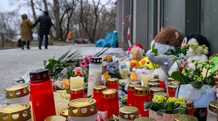 Nach dem tödlichen Brand in einem Berliner Hochhaus drücken Menschen ihr Mitgefühl aus.  / Foto: Soeren Stache/dpa