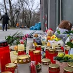 Nach dem tödlichen Brand in einem Berliner Hochhaus drücken Menschen ihr Mitgefühl aus.  / Foto: Soeren Stache/dpa
