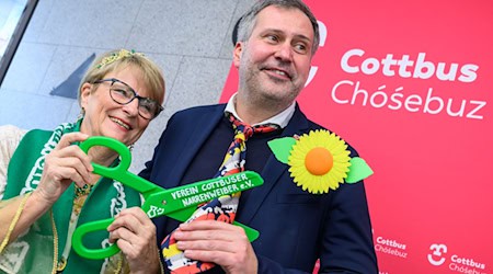 Die leuchtend bunte Krawatte des Cottbuser Oberbürgermeisters Tobias  Schick (SPD) musste zur Weiberfastnacht dran glauben.  / Foto: Patrick Pleul/dpa
