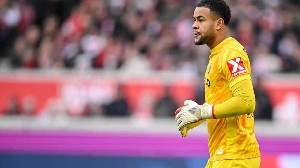 Noah Atubolu muss im DFB-Pokal von der Reservebank aus zusehen. (Archivbild) / Foto: Harry Langer/dpa