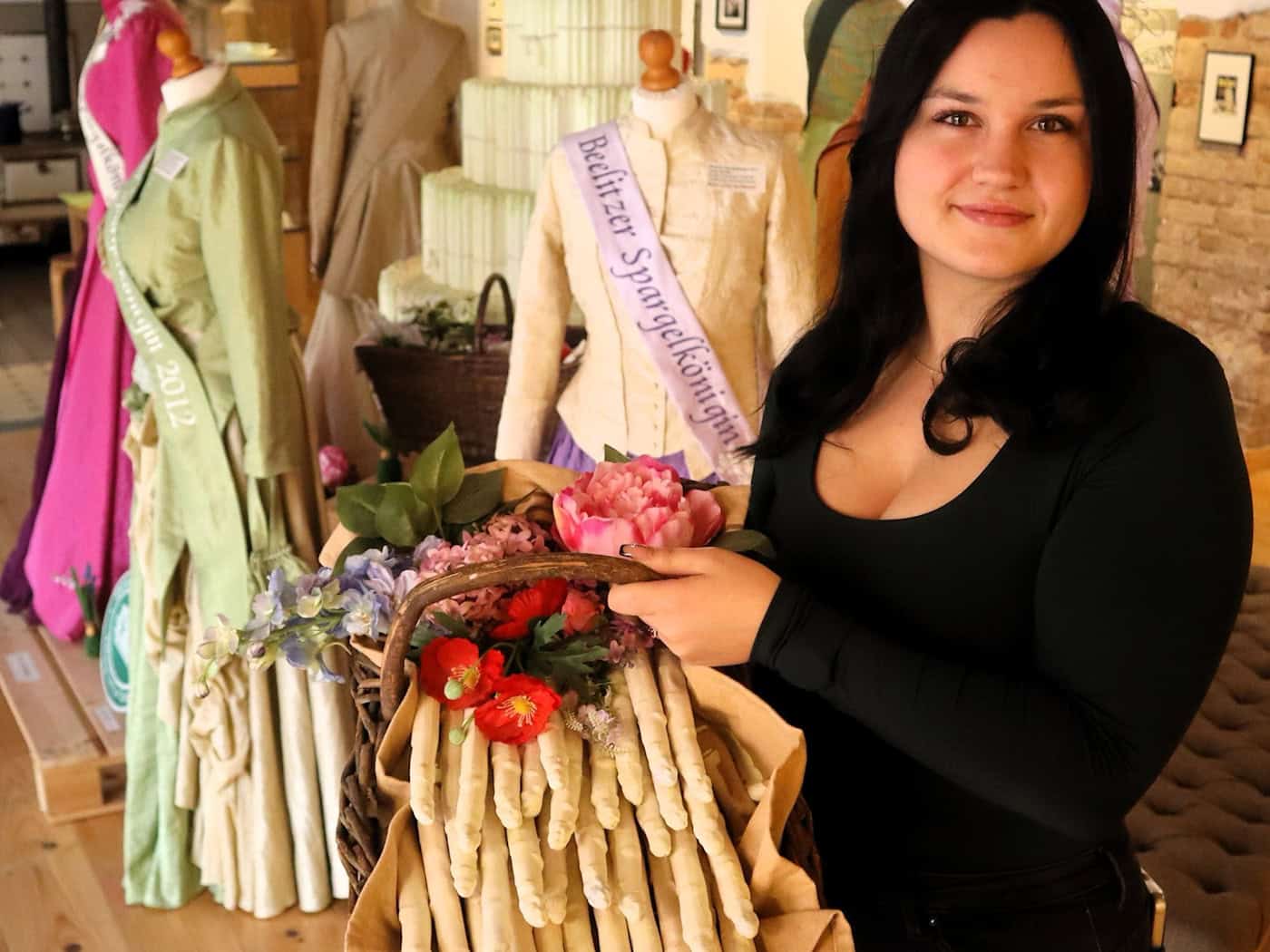 Sie repräsentiert als neue Spargelkönigin die Stadt Beelitz: Emely Friedrich.  / Foto: Stadt Beelitz/dpa