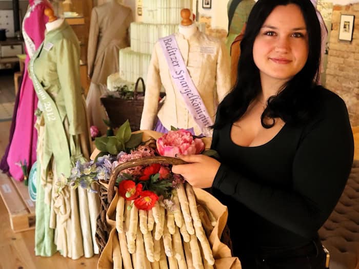Sie repräsentiert als neue Spargelkönigin die Stadt Beelitz: Emely Friedrich.  / Foto: Stadt Beelitz/dpa