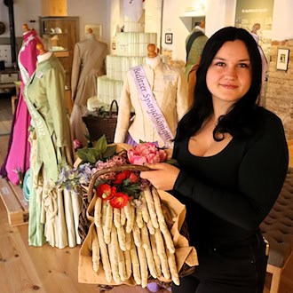 Sie repräsentiert als neue Spargelkönigin die Stadt Beelitz: Emely Friedrich.  / Foto: Stadt Beelitz/dpa