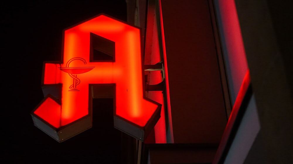 In Brandenburg sollen die Apotheken künftig weniger Notdienste anbieten. (Symbolbild)  / Foto: Julian Stratenschulte/dpa