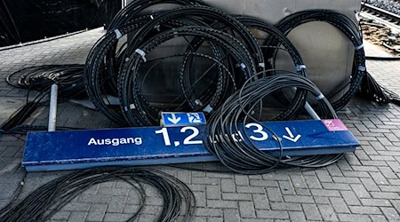 Fahrgäste zwischen Hamburg und Berlin warten auf Klarheit: / Foto: Jens Kalaene/dpa