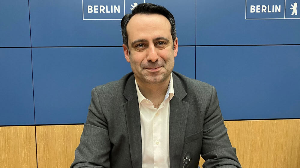 Berlins Sozialstaatssekretär Aziz Bozkurt sieht beim Hilfesystem für wohnungslose Menschen Verbesserungsbedarf. / Foto: Stefan Kruse/dpa