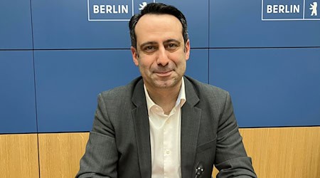 Berlins Sozialstaatssekretär Aziz Bozkurt sieht beim Hilfesystem für wohnungslose Menschen Verbesserungsbedarf. / Foto: Stefan Kruse/dpa