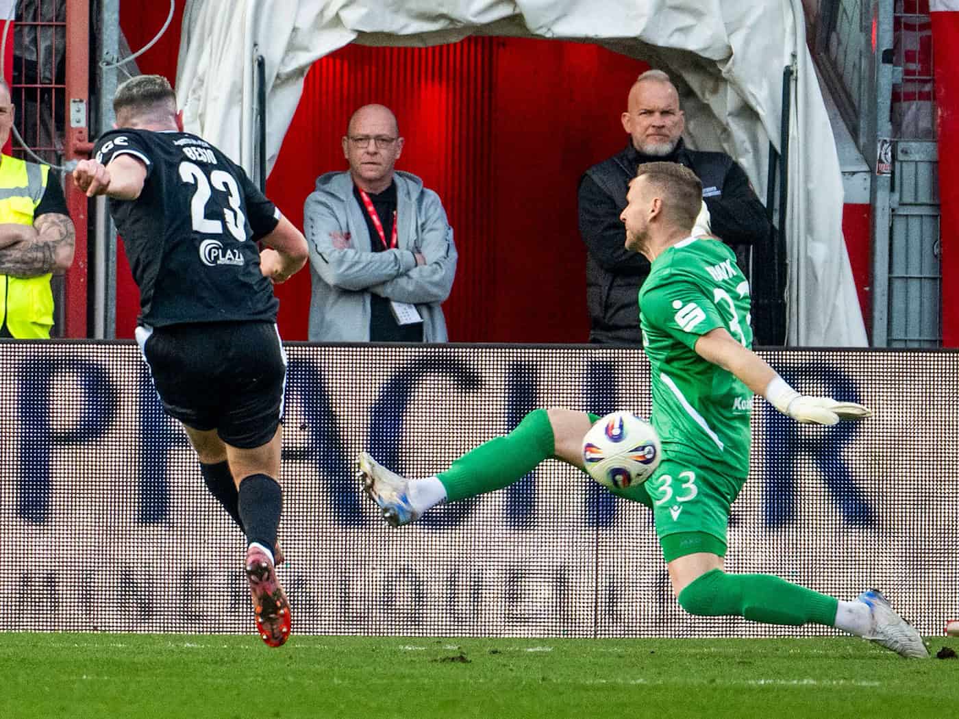 Marius Funk (r) im Tor von Energie Cottbus rettet gegen den Verler Alessio Besio. / Foto: Julius Frick/dpa