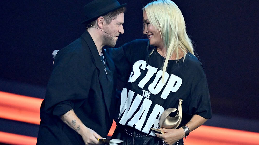 Zwei Freunde im Liebes-Duett: Johannes Oerding und Sarah Connor. (Archivbild) / Foto: Hendrik Schmidt/dpa