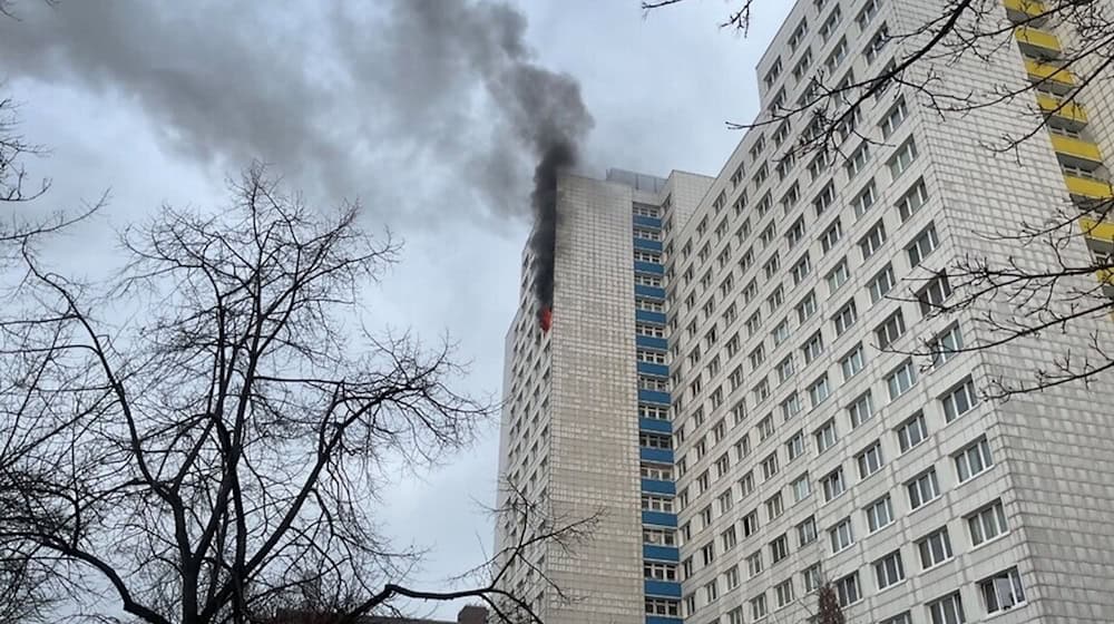 Eine Frau und ein Mann sind nach einer schweren Brandstiftung in Berlin-Lichtenberg festgenommen worden. / Foto: -/ Feuerwehr Berlin/dpa