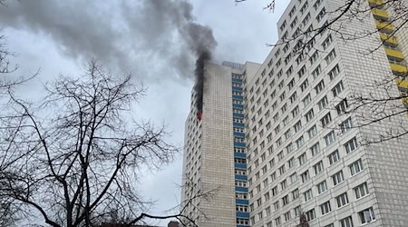 Eine Frau und ein Mann sind nach einer schweren Brandstiftung in Berlin-Lichtenberg festgenommen worden. / Foto: -/ Feuerwehr Berlin/dpa