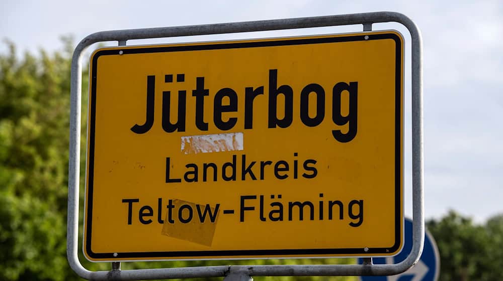 In Jüterbog ist die Polizei wegen des Verdachts des Verstoßes gegen das Kriegswaffenkontrollgesetz bei Durchsuchungen in einem Gebäude im Einsatz. (Symbolbild) / Foto: Paul Zinken/dpa-Zentralbild/ZB
