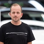 Tesla-Werksleiter André Thierig hat bei einer Betriebsratssitzung die Polizei verständigt (Archivbild). / Foto: Sebastian Gollnow/dpa