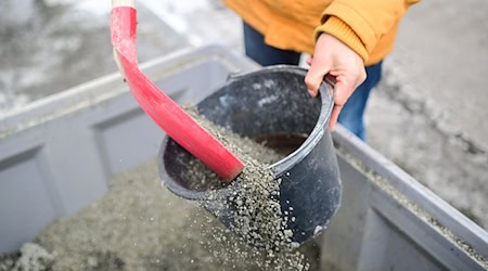Die Stadtentsorgung Potsdam gibt kostenlos Streugut aus. Bürgerinnen und Bürger können - mit eigenem Behälter - bis zu 20 Liter abholen. (Symbolbild) / Foto: Sebastian Christoph Gollnow/dpa