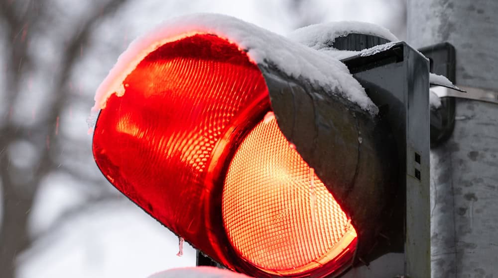 Ein Radfahrer stoßt bei roter Ampel mit einer Tram zusammen. (Symbolbild) / Foto: Pia Bayer/dpa