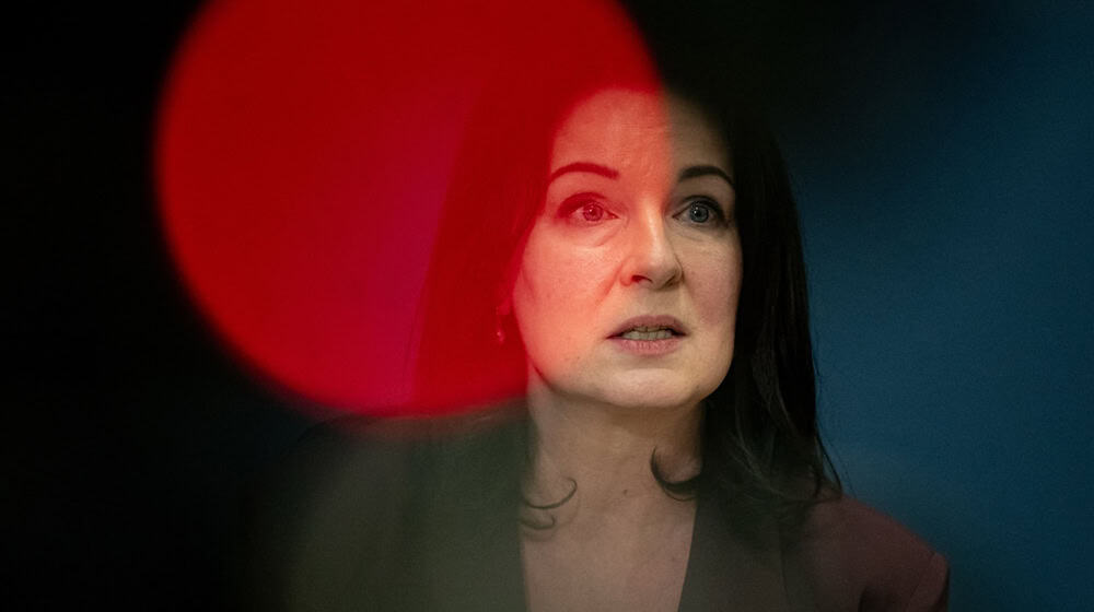 Britta Müller hat die Schließung der Antidiskriminierungsberatung erklärt. (Archivbild) / Foto: Fabian Sommer/dpa