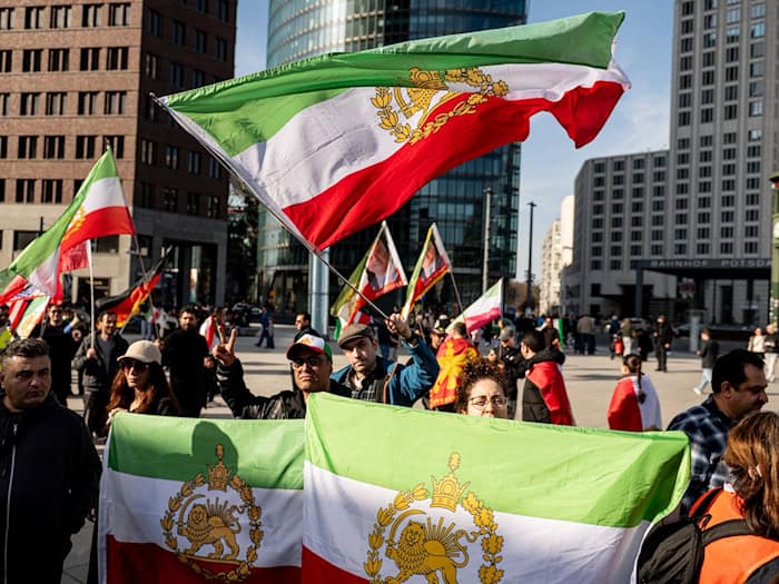 Hunderte Menschen demonstrieren in Berlin-Mitte. / Foto: Fabian Sommer/dpa