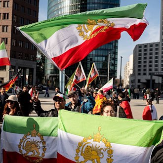 Hunderte Menschen demonstrieren in Berlin-Mitte. / Foto: Fabian Sommer/dpa