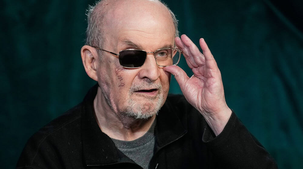 Der Autor Salman Rushdie liest in Potsdam aus seinen Erzählungen «Die elfte Stunde». (Archivbild) / Foto: Richard Drew/AP/dpa