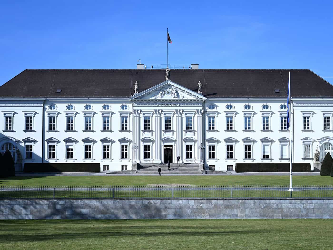 Die Sanierung des Berliner Amtssitzes des Bundespräsidenten soll dreistelligen Millionenbetrag kosten.  / Foto: Elisa Schu/dpa