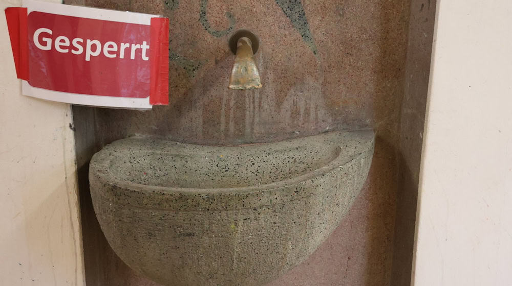 Der Hausmeister entdeckte den Schaden und verhinderte Schlimmeres. / Foto: Dennis Plath/Bezirksamt Reinickendorf/dpa