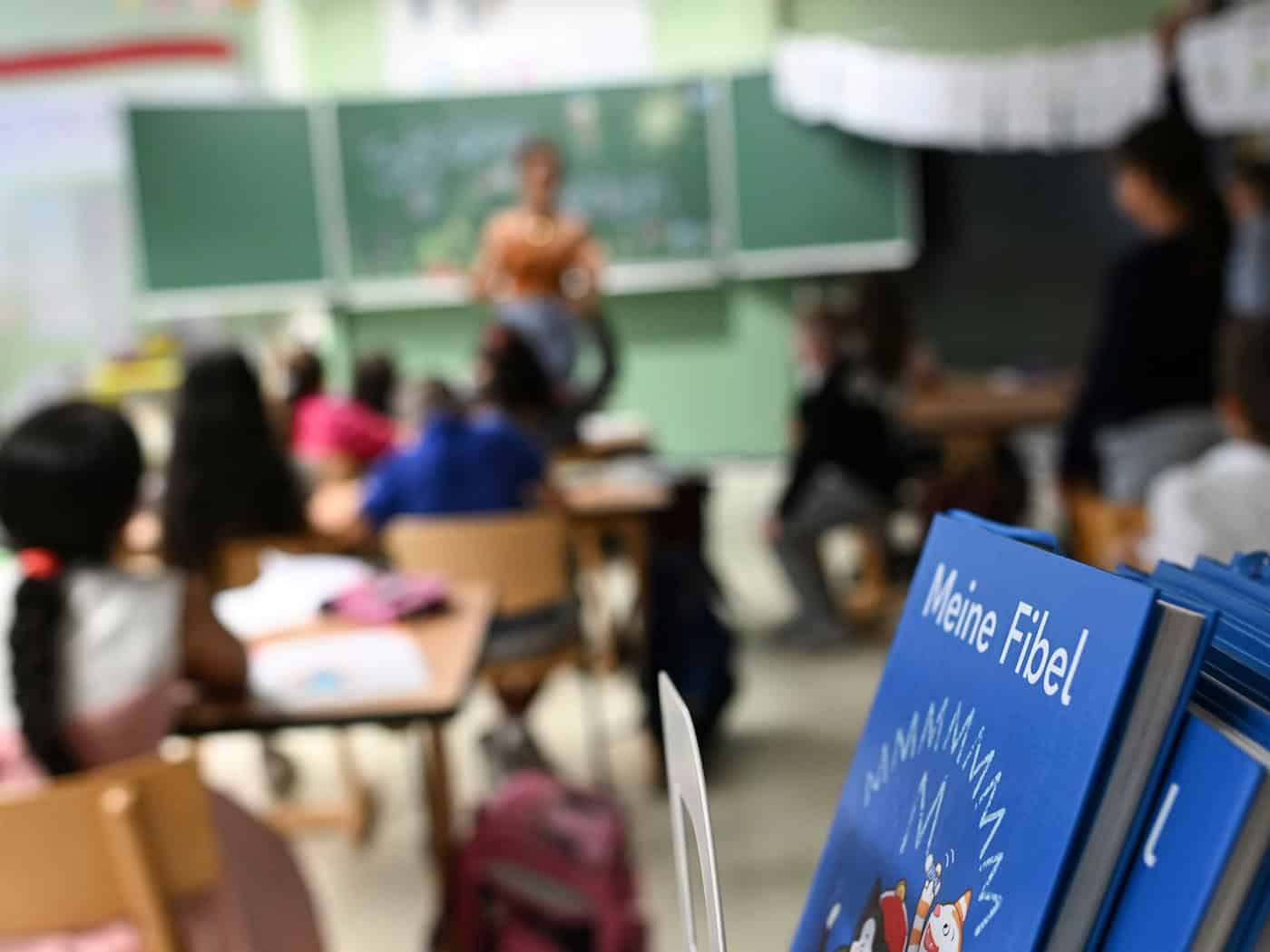 Ob die Klassenzimmer in Berliner Schulen während des Warnstreiks bei der BVG voll werden, bleibt abzuwarten. (Archivbild) / Foto: Jens Kalaene/dpa