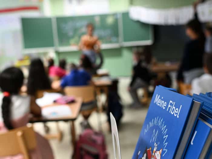 Ob die Klassenzimmer in Berliner Schulen während des Warnstreiks bei der BVG voll werden, bleibt abzuwarten. (Archivbild) / Foto: Jens Kalaene/dpa