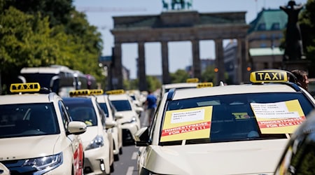 Der Senat stoppt die Zulassung neuer Taxen in Berlin. (Archivbild) / Foto: Carsten Koall/dpa