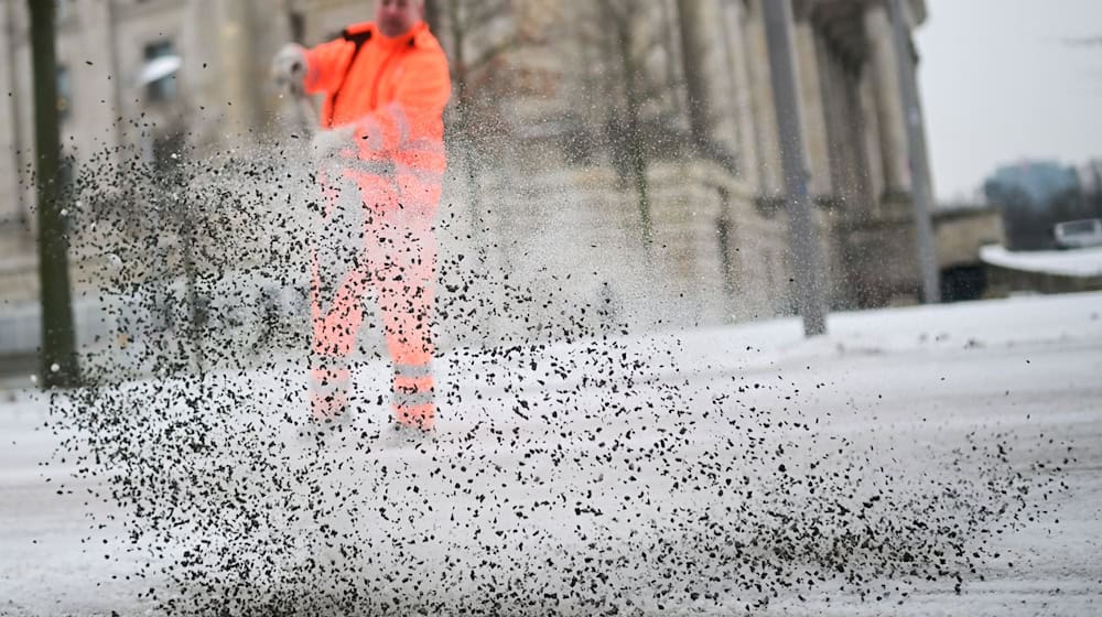 Die BSR muss ihre Unterstützung der Bezirke beim Kampf gegen Eisflächen vorerst einstellen. / Foto: Sebastian Christoph Gollnow/dpa