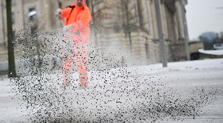 Die BSR muss ihre Unterstützung der Bezirke beim Kampf gegen Eisflächen vorerst einstellen. / Foto: Sebastian Christoph Gollnow/dpa