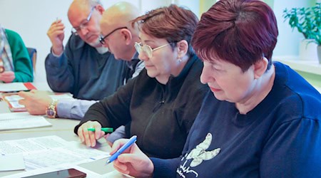 Pauken für die Integration: Ukrainer lernen Deutsch. (Archivbild) / Foto: Anja Sokolow/dpa-Zentralbild/dpa