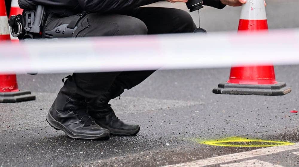 Die Polizei ermittelt nach Schüssen auf eine Shishabar in Berlin-Wedding. Hier bei der Sicherung von Spuren. / Foto: Sebastian Gollnow/dpa
