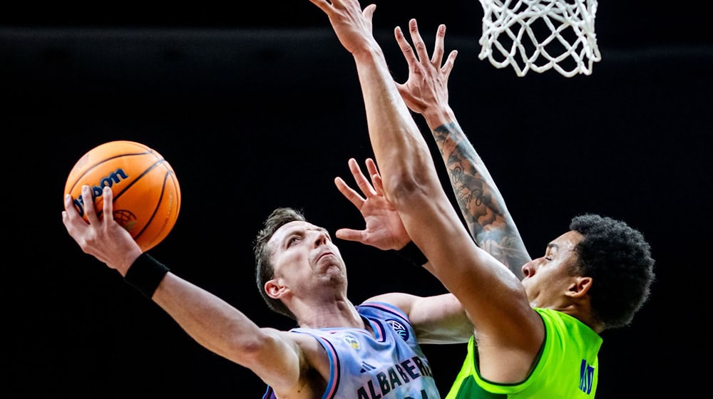 Albas Justin Bean setzt sich unter dem Korb durch. / Foto: Julius Frick/dpa