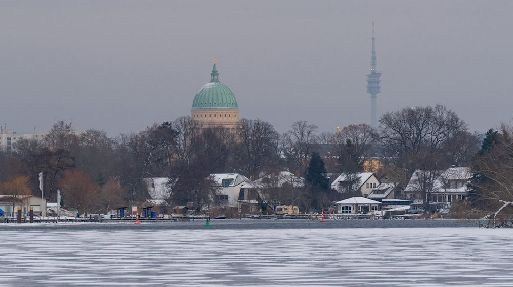 Es bleibt eisig kalt mit Frost bis minus 14 Grad. Wegen Glatteis auf Gehwegen können jetzt auch Potsdamer Privathaushalte kostenlose Splitt abholen. (Symbolbild) / Foto: Georg Moritz/dpa