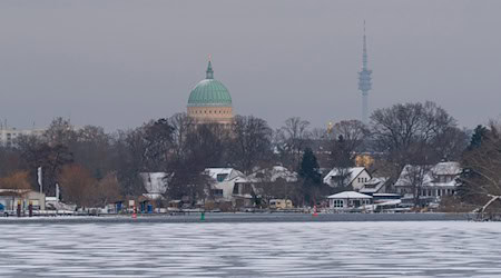 Es bleibt eisig kalt mit Frost bis minus 14 Grad. Wegen Glatteis auf Gehwegen können jetzt auch Potsdamer Privathaushalte kostenlose Splitt abholen. (Symbolbild) / Foto: Georg Moritz/dpa